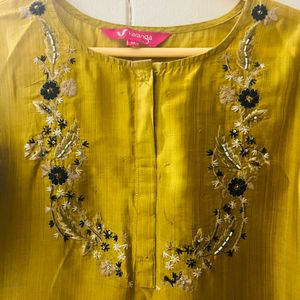 Kurti with thread embroidery