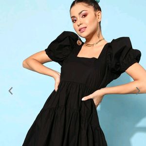 Black balloon sleeves dress