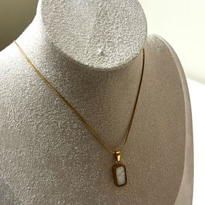 Black Pendant Reversible Chain