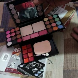 Eye Shadow Pack Of 40