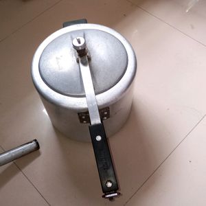 Bajaj 6.5 Litre Cooker In Fully Working Condition