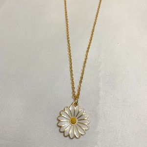 White Flower Pendant And Chain