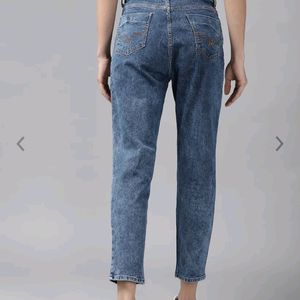 Boyfriend Fit Light Fade Cropped Jeans