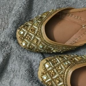 Gold Jhuttis