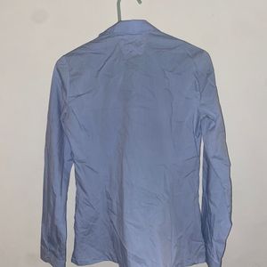 Blue shirt with fashionable collar