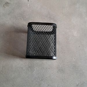 METAL PEN STAND