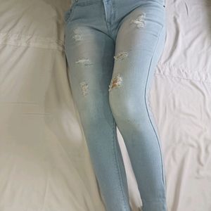 Women Ripped 3 Button Jeans 👖