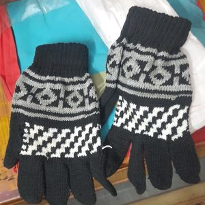 Navy blue sweaterand, black and white Winter glove