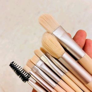 8 Makeup Brushes