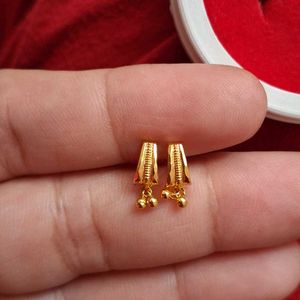 Beautiful New Small Earrings Gold