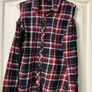 Cold shoulder shirt, checks black and red