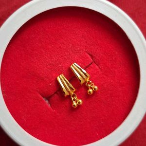 Beautiful New Small Earrings Gold