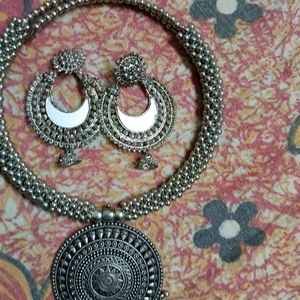 Pack Of 4 Choker Set ..With Earrings