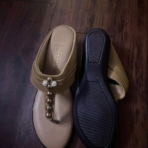 BEIGE SANDALS