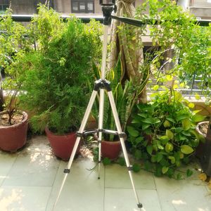 HIGH QUALITY TRIPOD STAND