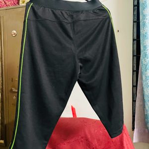 Three quarter workout pants