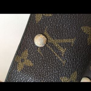 Imitation Leathered Louis Vuitton Chain Holder