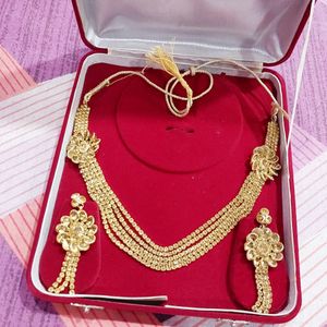 beautiful golden necklace with beautiful earing no used very nice and shinny stones