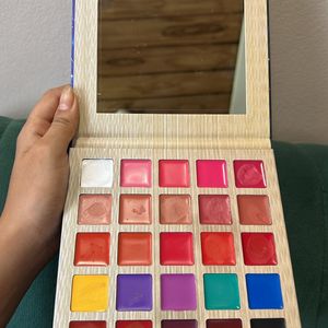 Delanci Multishade Lip Palette