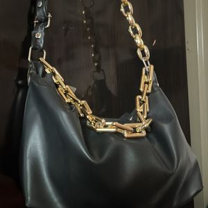 Black classy slingbag