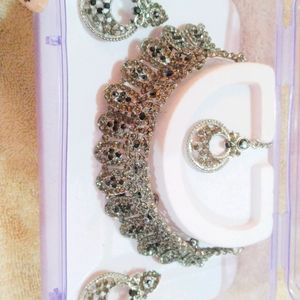 Heavy Choker For Neck With Earrings And Tika