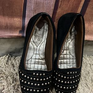 Black Flat  Sandal  And Golden Dots