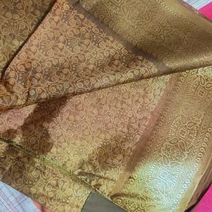 📌SALE📌Golden print Classy Saree