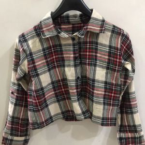 Plaids/Checks Shirt With Black Sleeveless Inner To