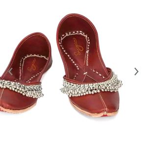 Ghungroo Maroon Embellished Mojaris