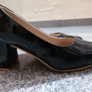 Shoetopia Women Black Solid Pumps