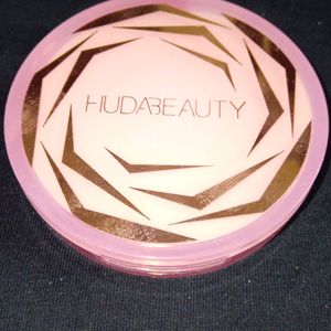 Huda Beauty highlighter