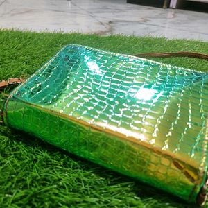 Colour changing side purse