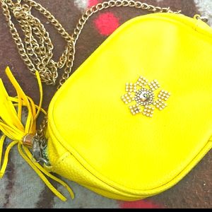 Beautiful slingbag in yellow colour 💛