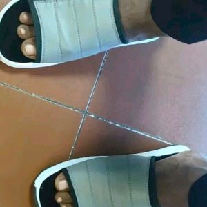 Men Trendy Flip Flop With Lays