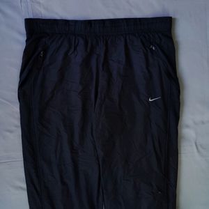 NIKE BLACK TRACK PANT LOOKING LIKE A WOW