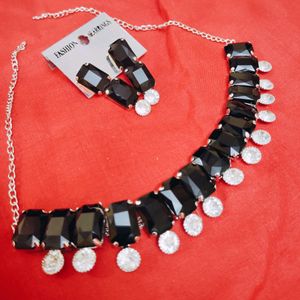 Black Modern Necklace Piece 🖤🖤✨✨