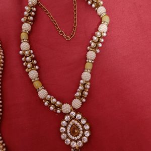 combo of 2necklace n 1full set with earnings in pearl n kundan