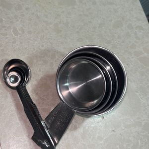 Measuring 4 cup set and spoon