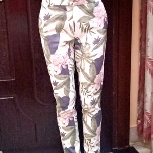 New🥳  Creamy floral Print Pants 🌸