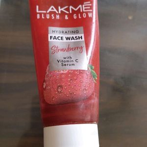 Facewash Lakme Strawberry 🍓 Branded