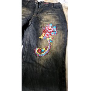 Black Colur Embroidery Jeans.