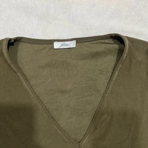 Sale 🤩Olive V-neck Top ! Size S