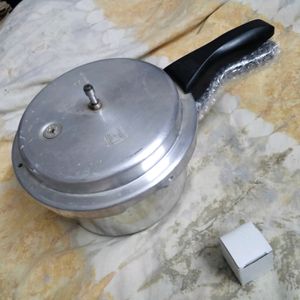 Pressure Cooker With Outer Lid (3 Litres)