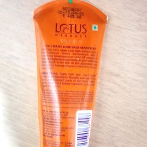 LOTUS HERBALS Safe Sun Matte-Look Sunscreen