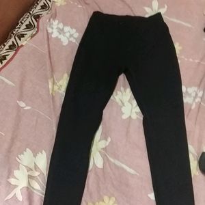 A Vibrant Black Jeggings ( Jeans)