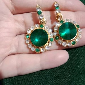 These are very beautiful green earrings