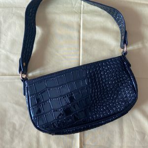 Black single belted shoulder purse