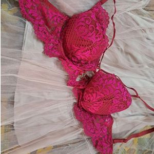 Set Of 2 LA SENZA Bras. 36D. Red And Black