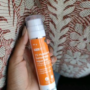 The derma co 1% hyaluronic acid sunscreen