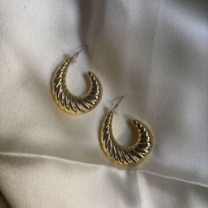 Flat croissant earrings (gold finish)